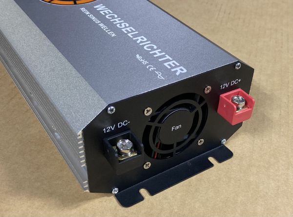 Інвертор Wechselrichter 1500W вхід DC 12V, вихід AC 220V/230V, 1500Вт (пікова 3000Вт), чиста синусоїда, USB 5V DC, LED дисплей, зовнішній  пульт керування. 2.7 кг